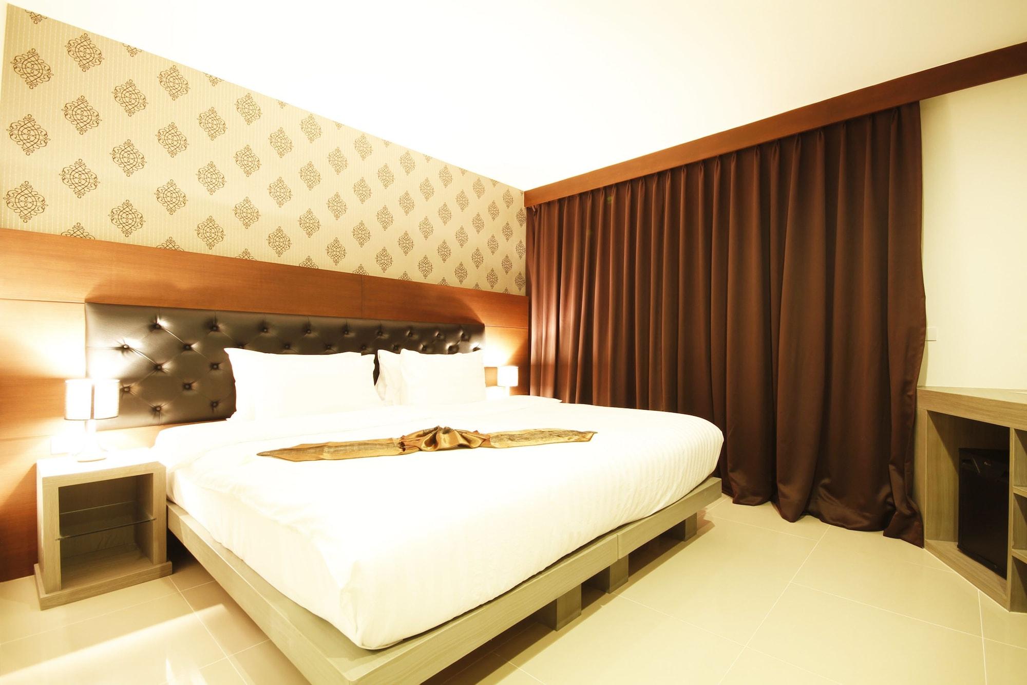 Hemingways Silk Hotel Patong Exterior photo