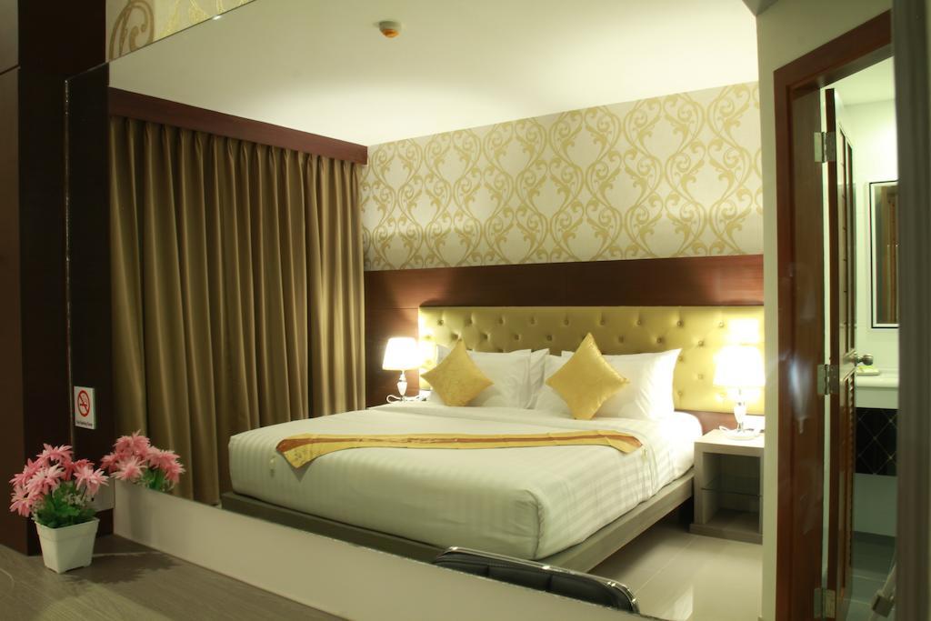 Hemingways Silk Hotel Patong Exterior photo