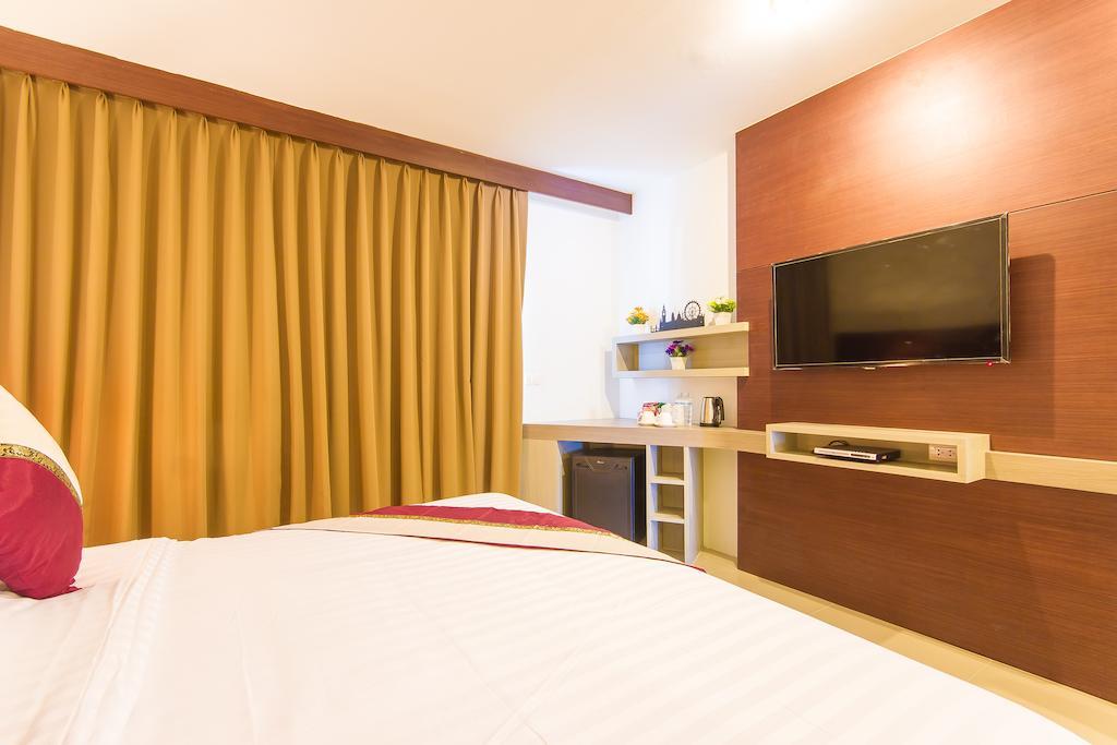 Hemingways Silk Hotel Patong Room photo