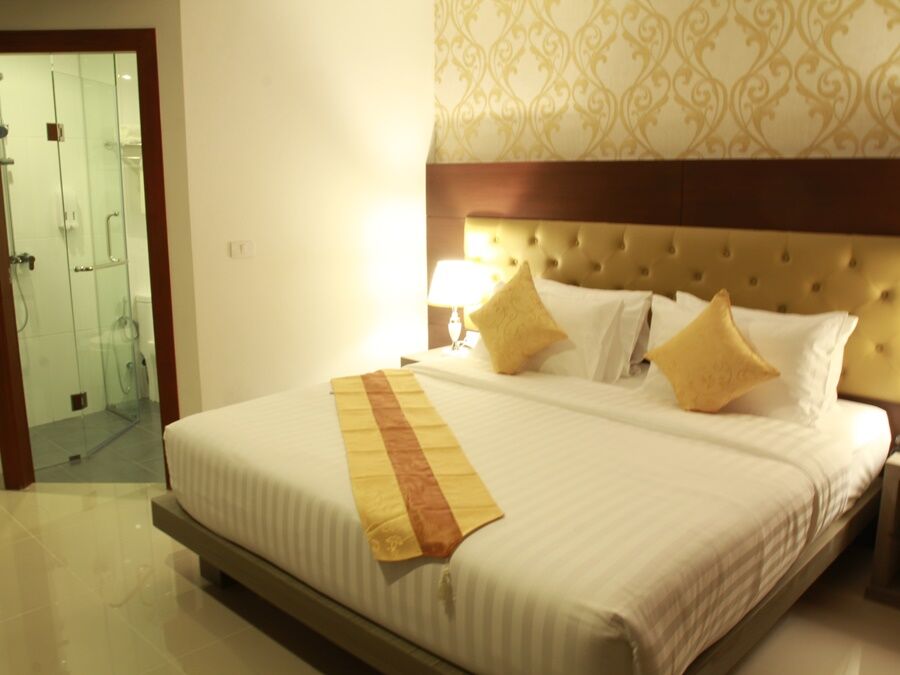 Hemingways Silk Hotel Patong Exterior photo
