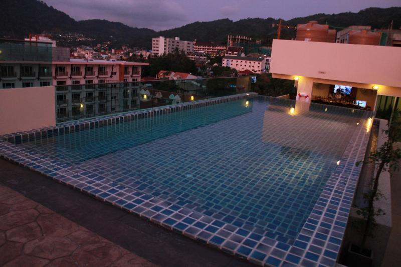 Hemingways Silk Hotel Patong Exterior photo